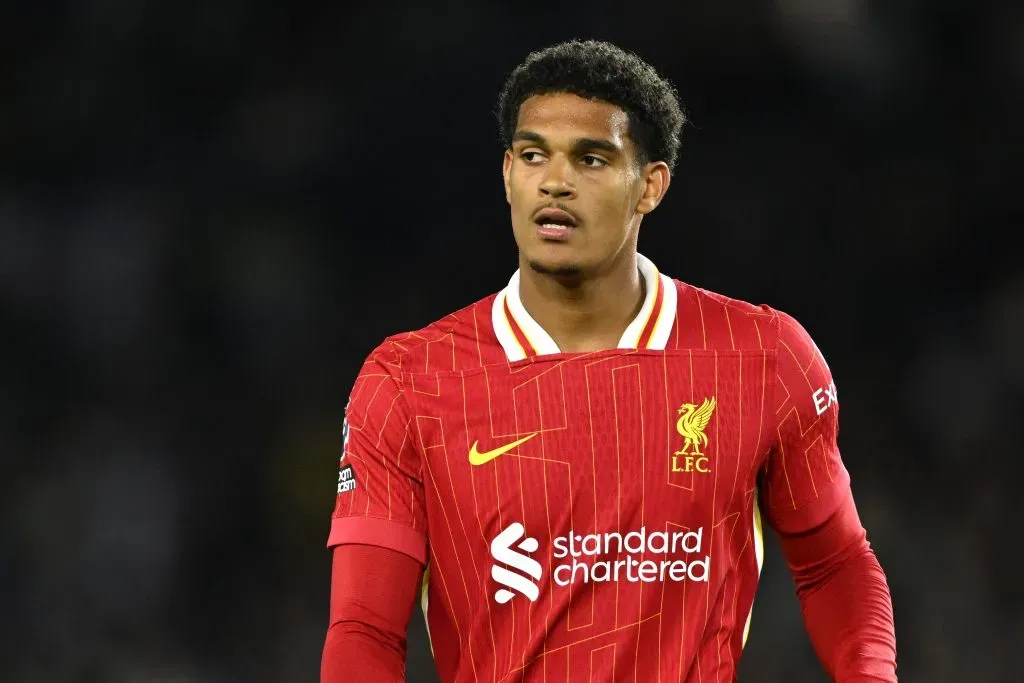 Quansah, com a camisa vermelha do Liverpool