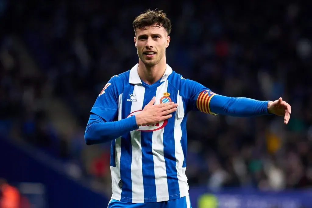 Javi Puado, do RCD Espanyol, comemora após marcar o primeiro gol de sua equipe durante a partida da LaLiga EA Sports entre RCD Espanyol de Barcelona e Real Valladolid CF, no RCDE Stadium, em 17 de janeiro de 2025, em Barcelona, Espanha. (Foto de Alex Caparros/Getty Images)