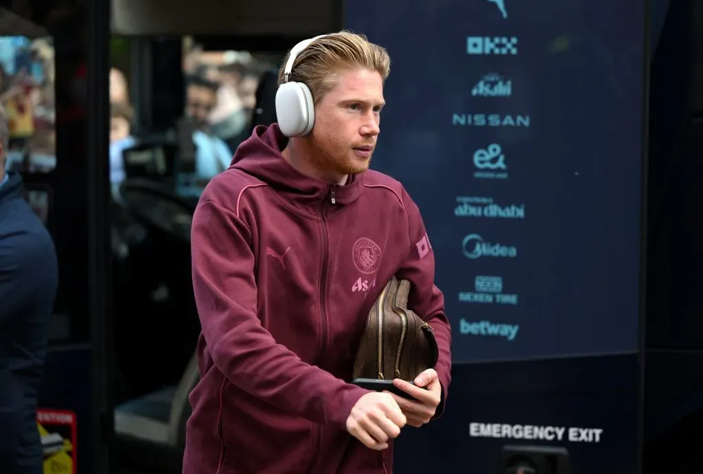 LONDRES, INGLATERRA - 25 DE MAIO: Kevin De Bruyne, do Manchester City, chega ao estádio antes da partida da Premier League entre Fulham FC e Manchester City FC, no Craven Cottage, em 25 de maio de 2025, em Londres, Inglaterra.