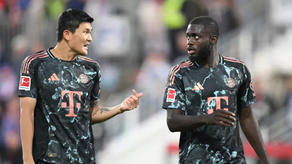 Kim Min-jae ao lado de Upamecano em partida pelo Bayern de Munique (Photo by Stuart Franklin/Getty Images)