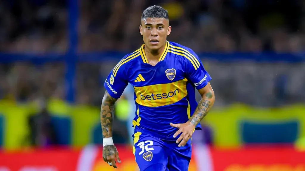 Ayrton Costa correndo durante jogo pelo Boca Juniors (Photo by Marcelo Endelli/Getty Images)