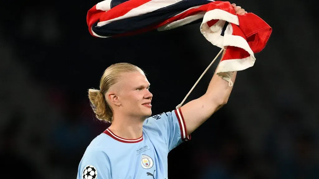 ISTAMBUL, TURQUIA - 10 DE JUNHO: Erling Haaland, do Manchester City, comemora com um chapéu da Noruega após a vitória do time na final da Liga dos Campeões da UEFA 2022/23 entre o FC Internazionale e o Manchester City FC no Estádio Olímpico Ataturk em 10 de junho de 2023 em Istambul, Turquia.