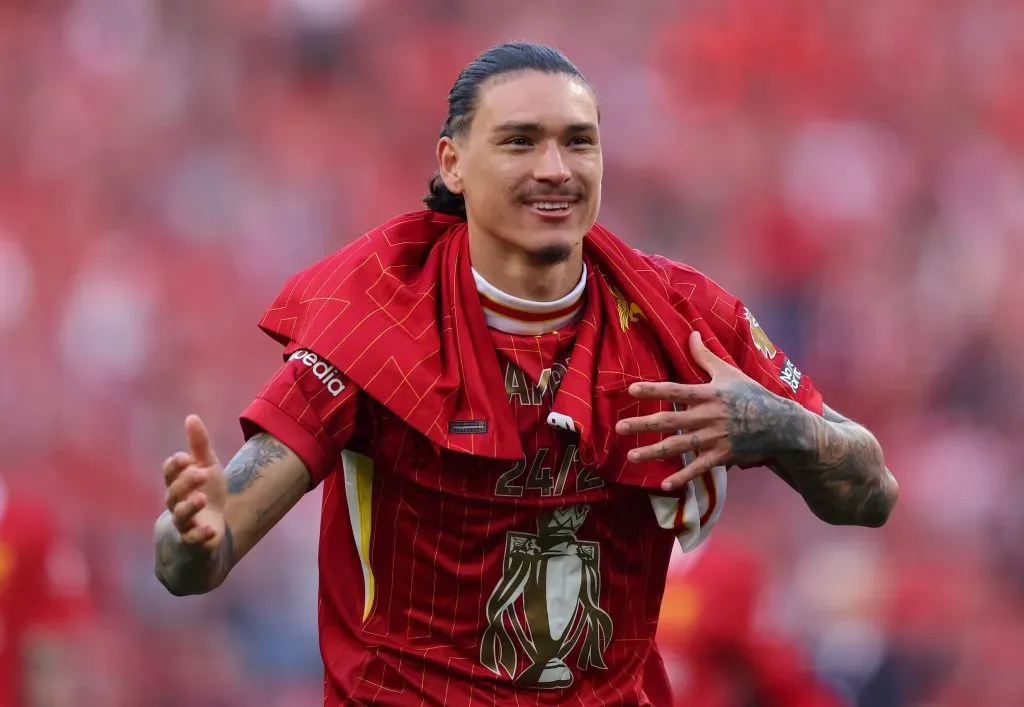 Darwin Núñez comemorando título