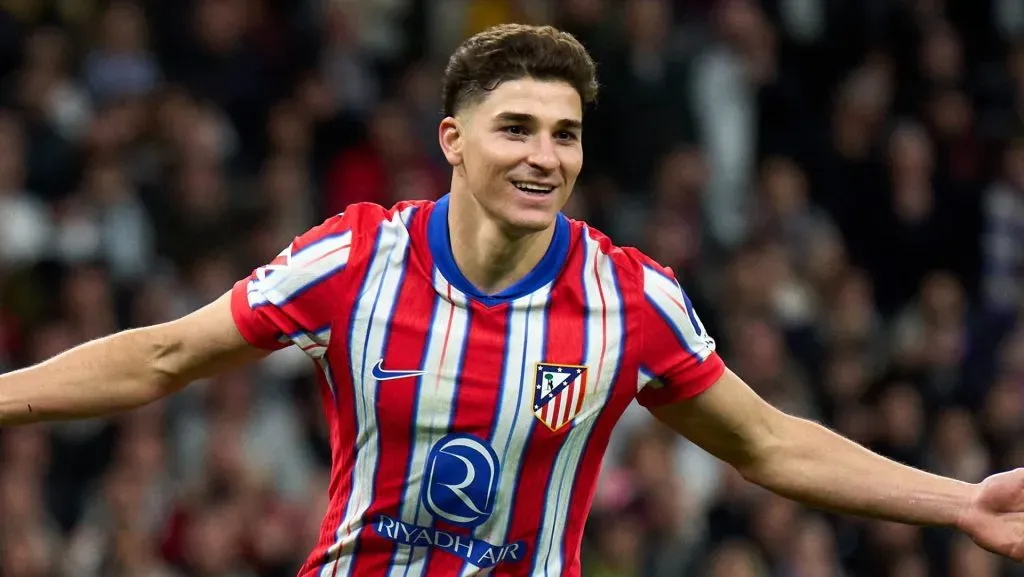 Julián Álvarez, com a camisa vermelha, azul e branca com Atlético de Madrid, é alvo do Barcelona