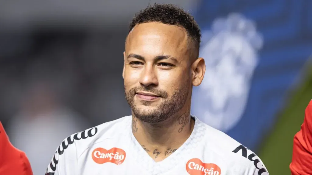 Neymar, de camisa branca