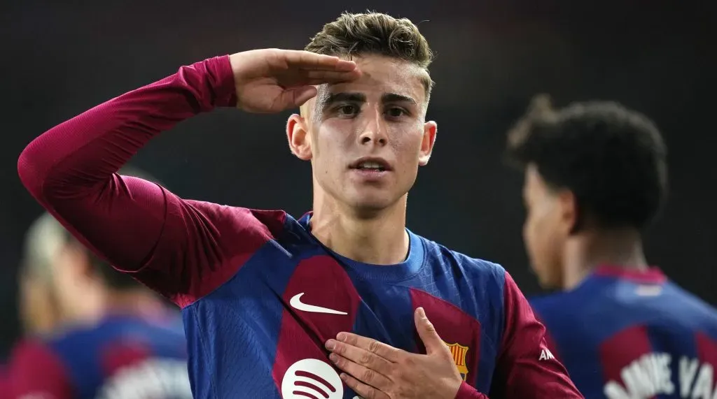 Fermín López, alvo do Chelsea, em campo, com a mão na cabeça. (Photo by Alex Caparros/Getty Images)