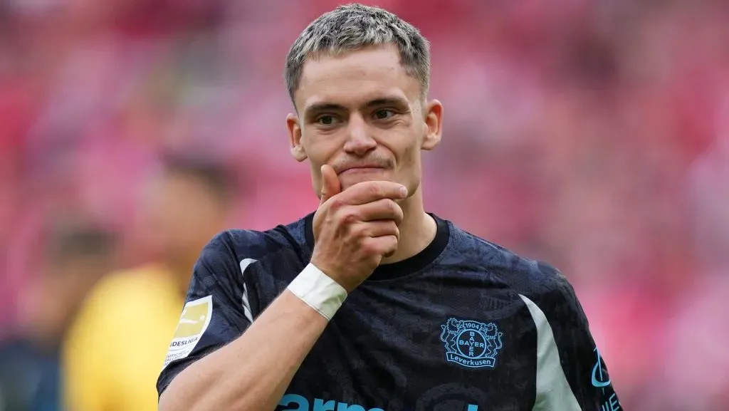 Wirtz, que está perto do Liverpool, em campo com o Bayer (Photo by Pau Barrena/Getty Images)