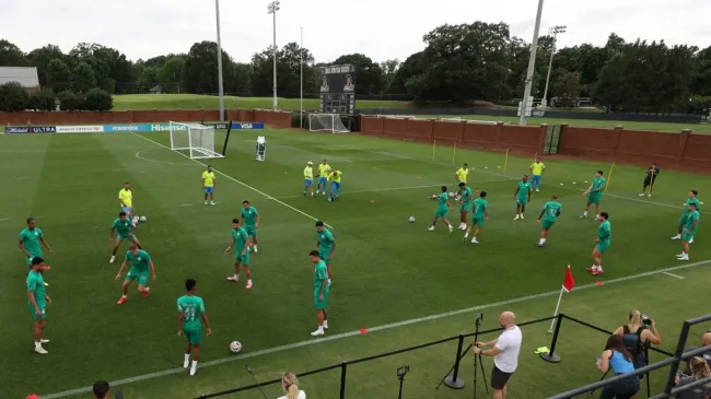 Jogadores do Palmeiras, com a camisa verde