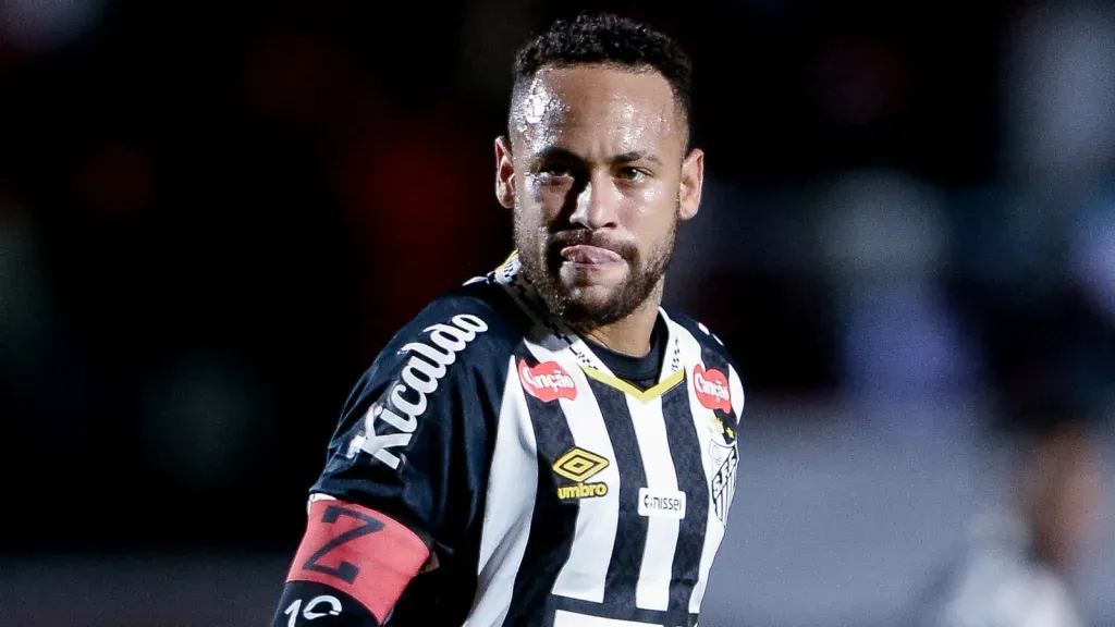 Neymar, jogador do Santos, correndo durante partida (foto: Jhony Pinho/AGIF)