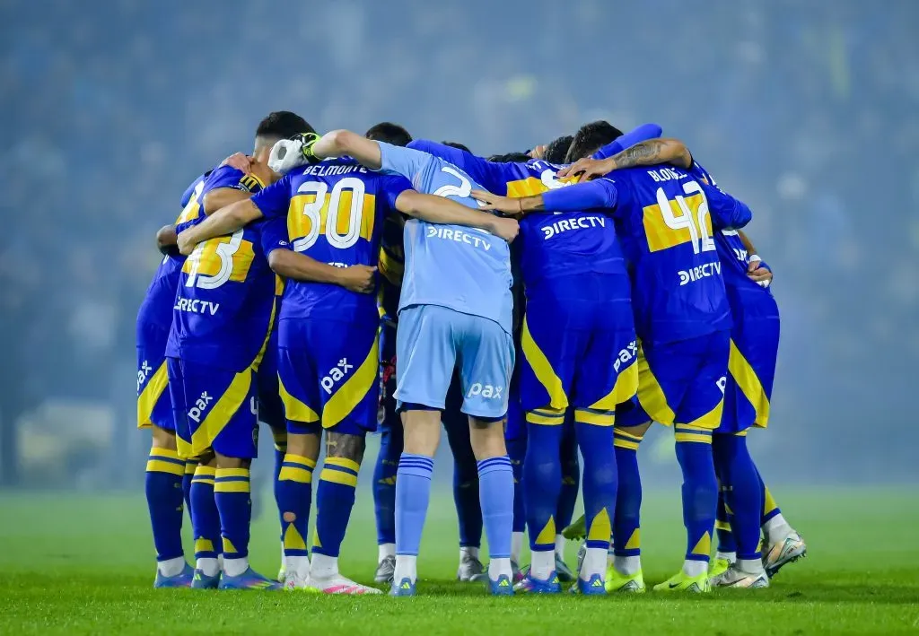 Jogadores do Boca Juniors se reúnem antes da partida das quartas de final do Torneio Apertura Betano 2025 entre Boca Juniors e Independiente, no Estádio Alberto J. Armando, em 19 de maio de 2025, em Buenos Aires, Argentina. (Foto de Marcelo Endelli/Getty Images)