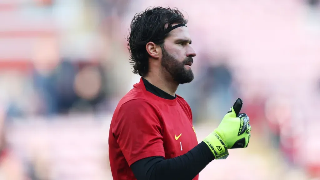 Alisson antes de partida pelo Liverpool na Premier League (Photo by Carl Recine/Getty Images)