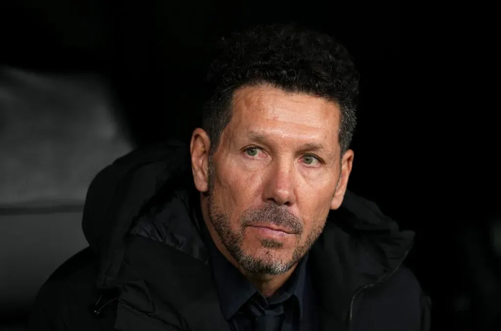 Simeone de terno preto