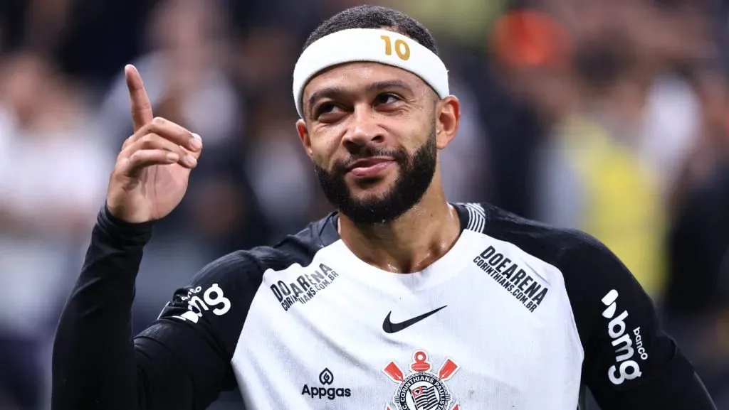 Memphis com a camisa branca e preta do Corinthians