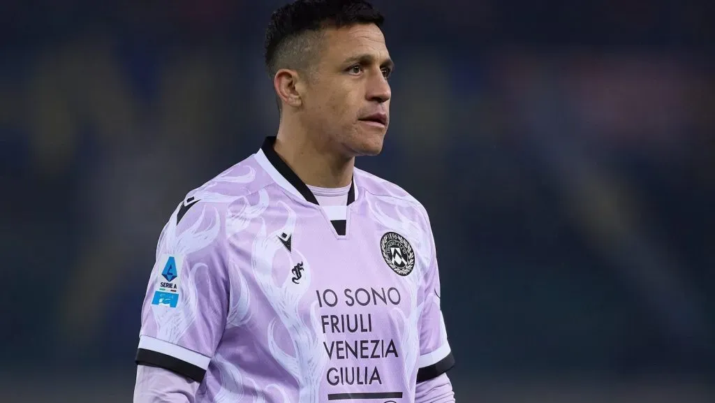 Alexis Sánchez, da Udinese Calcio, observa durante a partida da Série A entre Verona e Udinese no Estádio Marcantonio Bentegodi, em 4 de janeiro de 2025, em Verona, Itália. (Foto por Emmanuele Ciancaglini/Getty Images)