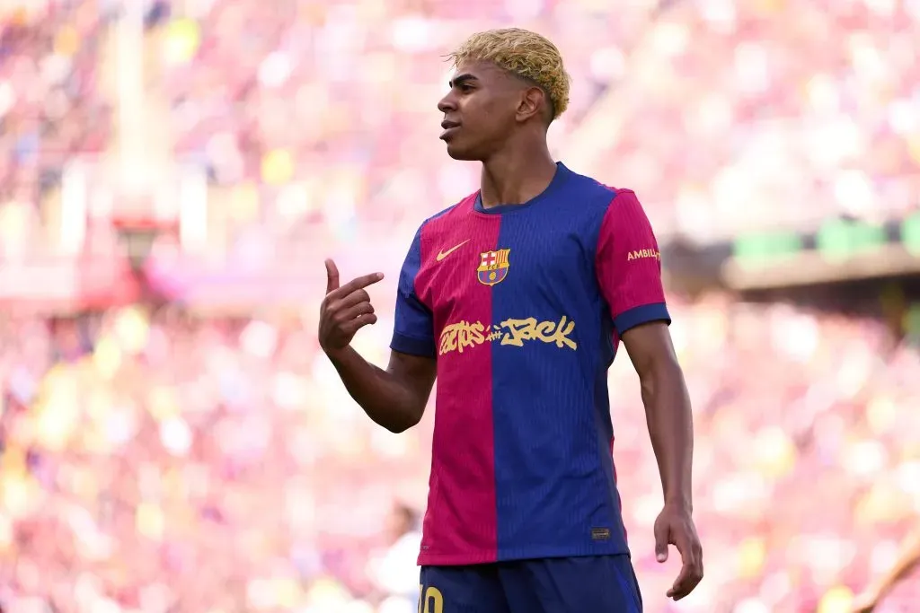 BARCELONA, ESPANHA - 11 DE MAIO: Lamine Yamal, do FC Barcelona, comemora após marcar o segundo gol de sua equipe durante a partida da LaLiga entre o FC Barcelona e o Real Madrid CF no Estadi Olimpic Lluis Companys em 11 de maio de 2025 em Barcelona, Espanha.