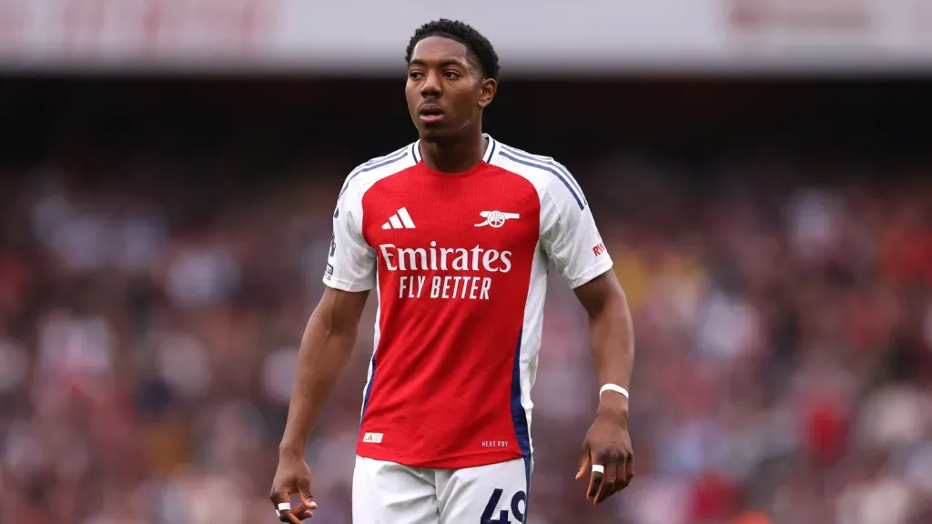 Myles Lewis-Skelly em jogo do Arsenal (Photo by Ryan Pierse/Getty Images)