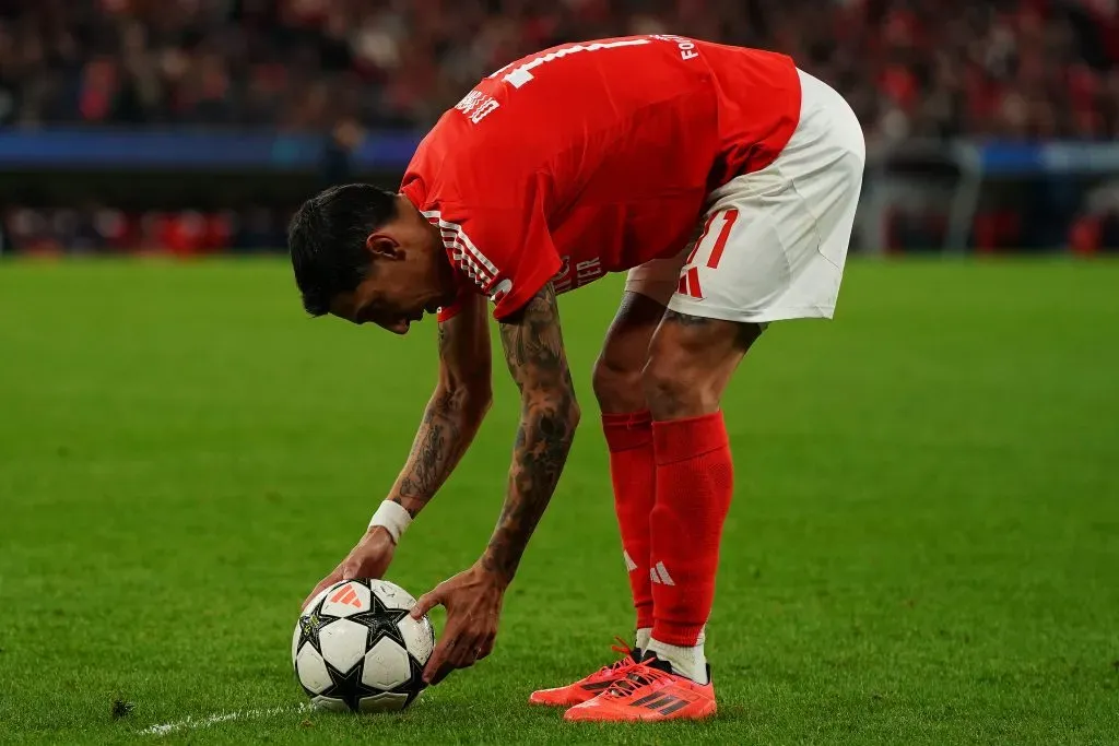 Ángel Di María, do SL Benfica, em ação durante a partida da Fase de Liga MD6 da UEFA Champions League 2024/25 entre SL Benfica e Bologna FC 1909 no Estádio da Luz, em 11 de dezembro de 2024, em Lisboa, Portugal. (Foto: Gualter Fatia/Getty Images)