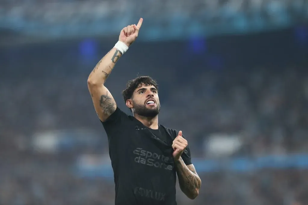 Yuri Alberto comemora com a mão para cima