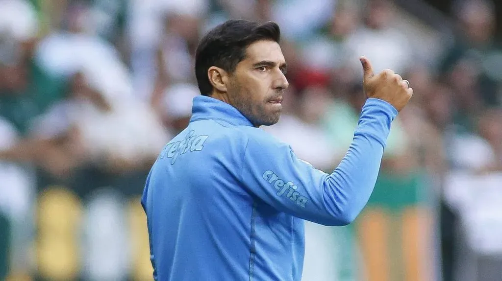 SÃO PAULO, BRASIL - 15 DE ABRIL: O técnico do Palmeiras, Abel Ferreira, gesticula durante uma partida entre Palmeiras e Cuiabá no Brasileirão 2023 no Allianz Parque em 15 de abril de 2023 em São Paulo, Brasil.