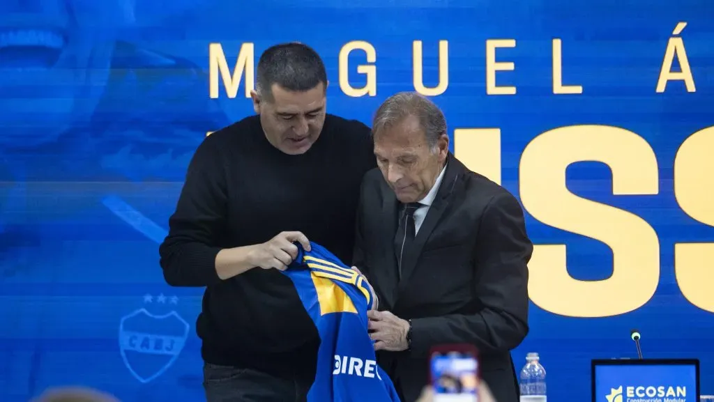 Novo treinador do Boca, Russo, ao lado do presidente Riquelme. – (Photo by GettyImages/ Sebastian Rodeiro)