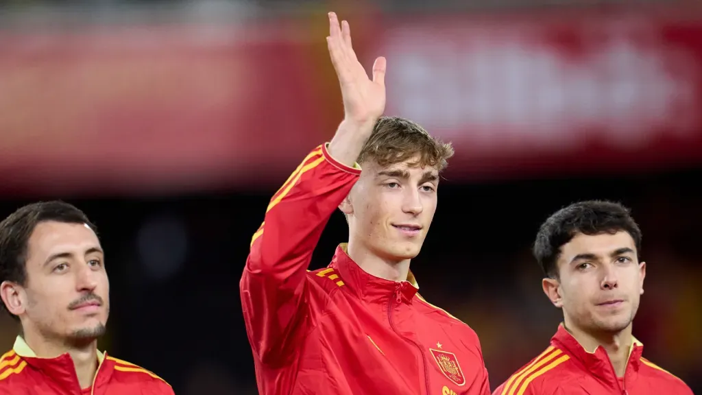 Dean Huijsen com a mão pro alto antes de partida pela Seleção Espanhol (Photo by Aitor Alcalde/Getty Images)