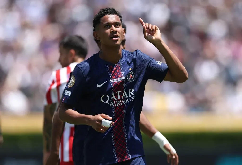 Jovem do PSG, Senny Mayulu, pode ser considerado o novo craque do time já que precisou de apenas 25 minutos para ajudar a equipe e marcar contra o grande clube como o Atlético de Madrid no Mundial de Clubes (Photo by Stu Forster/Getty Images)