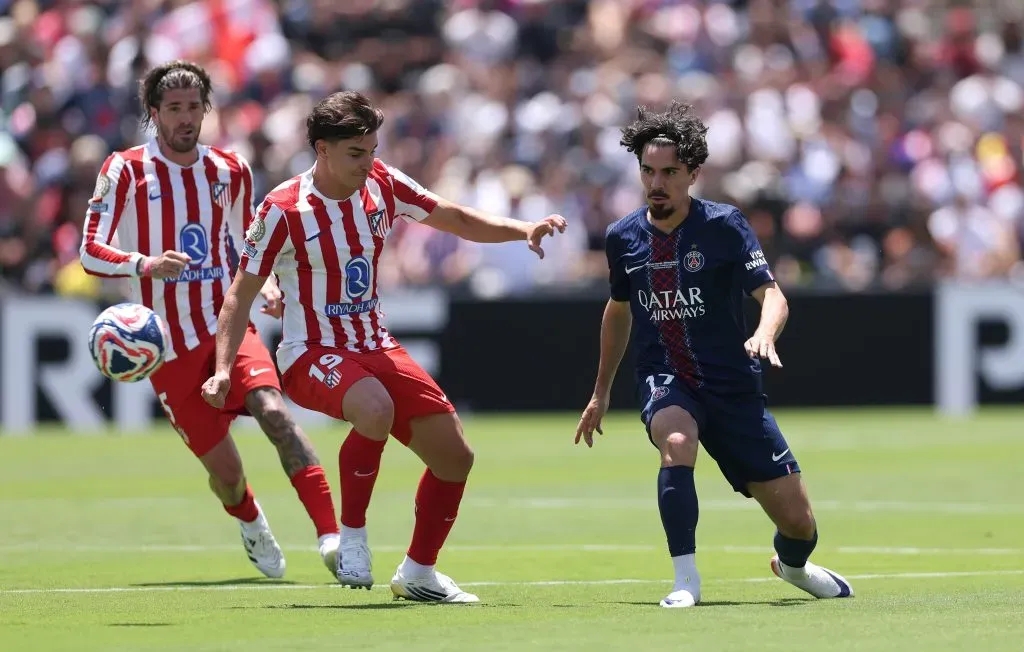 Julián Álvarez, do Atlético de Madrid e Vitnha, do PSG. Jogadores foram um dos destaques de cada time, mas quem levou a melhor foi o jogador da equipe francesa. (Photo by Stu Forster/Getty Images)