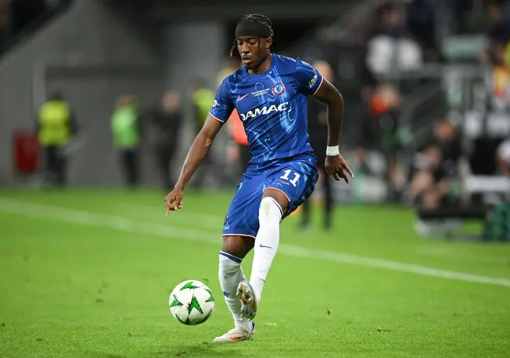 Madueke, de camisa azul, no Jogo do chelsea