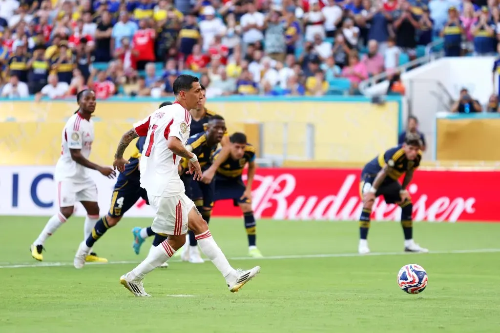 Di Maria convertendo o pênalti contra o Boca (Photo by Megan Briggs/Getty Images)