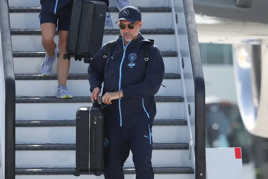 Provável escalação: Manchester City terá dois desfalques - Guardiola com a jaqueta preta e detalhes em azul