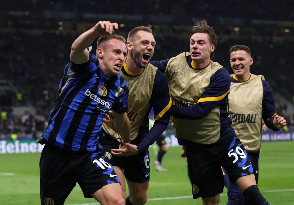 Davide Frattesi comemora muito após gol