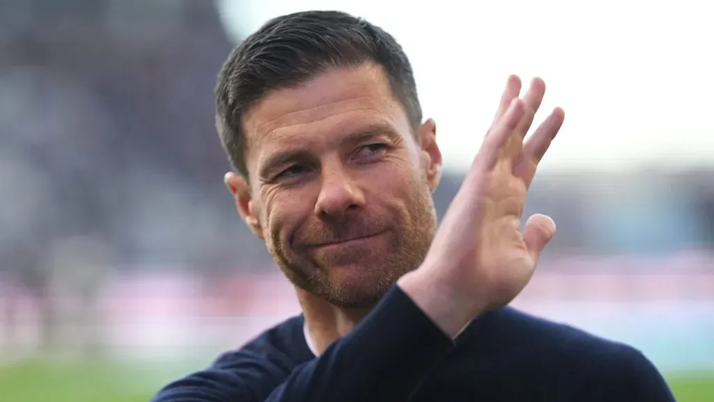 Xabi Alonso, de camisa preta