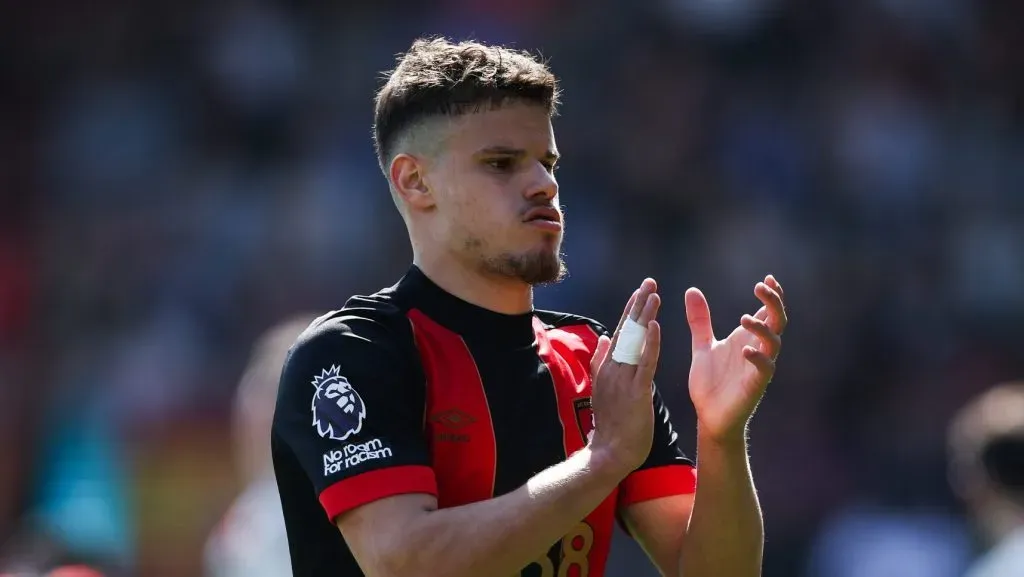 BOURNEMOUTH, INGLATERRA - 27 DE ABRIL: Milos Kerkez, do AFC Bournemouth, reage durante a partida da Premier League entre o AFC Bournemouth e o Manchester United FC no Vitality Stadium em 27 de abril de 2025 em Bournemouth, Inglaterra.