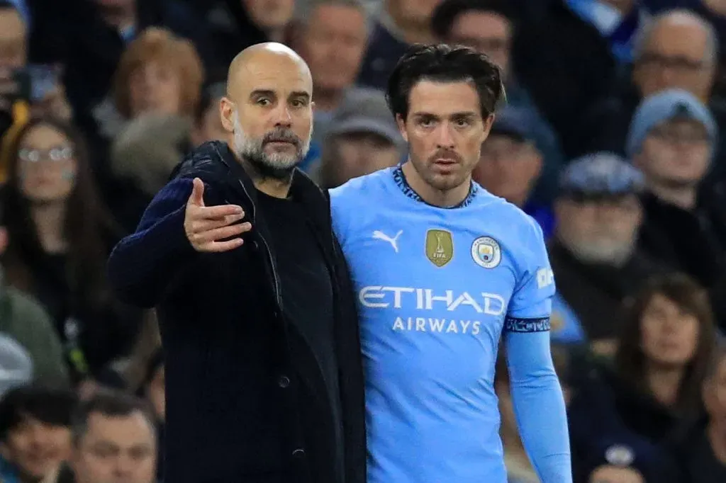 Guardiola instruindo Grealish no clássico entre City x United pela Premier League (IMAGO / Action Plus)