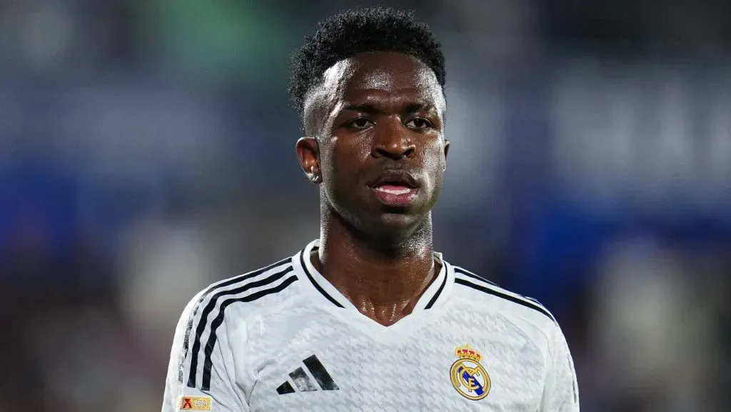 Vinicius Jr, sério, em jogo do Real Madrid. Photo by Aitor Alcalde/Getty Images)