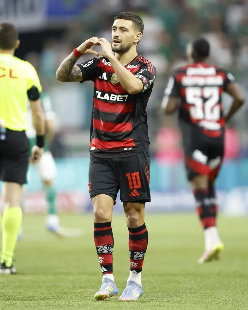 Arrasceta, craque do Flamengo, comemorando um gol. (Photo by Miguel Schincariol/Getty Images)