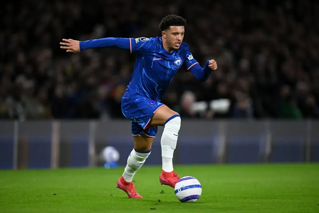 Jadon Sancho, do Manchester United, com a camisa azul do Chelsea, corre com bola no pé