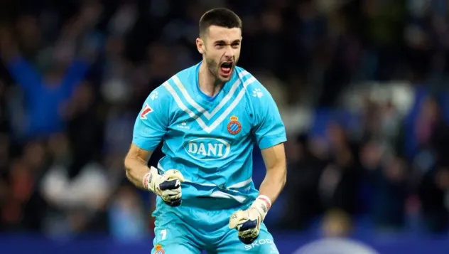 Joan Garcia, do RCD Espanyol, celebra a vitória após o apito final na partida da LaLiga EA Sports entre RCD Espanyol de Barcelona e Real Valladolid CF no Estádio RCDE em 17 de janeiro de 2025, em Barcelona, Espanha. (Foto por Alex Caparros/Getty Images)