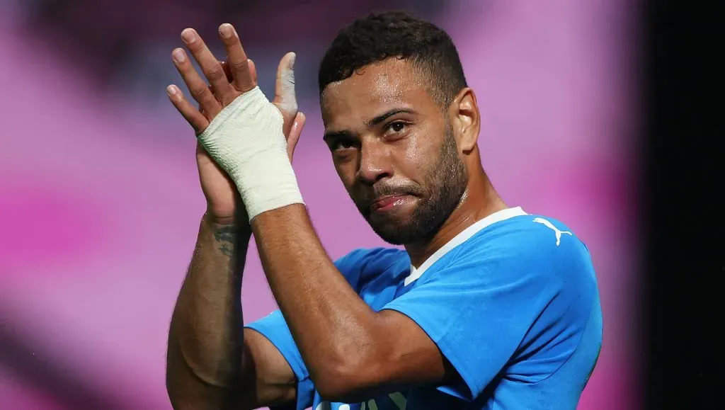 Renan Lodi, em campo, com a camisa azul