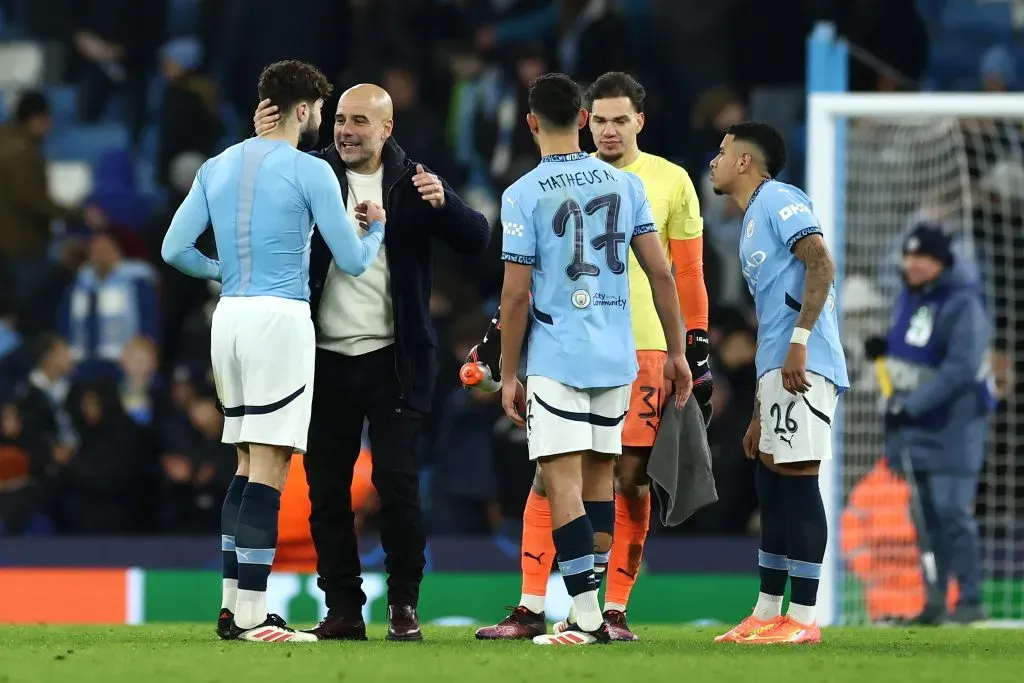 Ederson, Matheus Nunes e Savinho, um dos jogadores brasileiros do Manchester City. Dois deles, o goleiro e o atacante, foram titulares na estreia do Mundial de Clubes. (Photo by Dan Istitene/Getty Images)