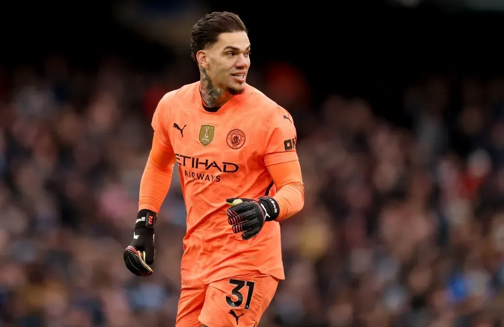 Ederson acena com a mão