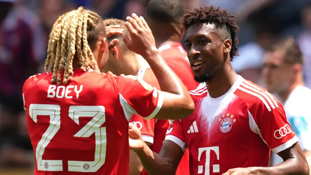 Boey e Kingsley Coman comemorando gol na goleada do Bayern de Munique no Mundial (Photo by Dylan Buell/Getty Images)