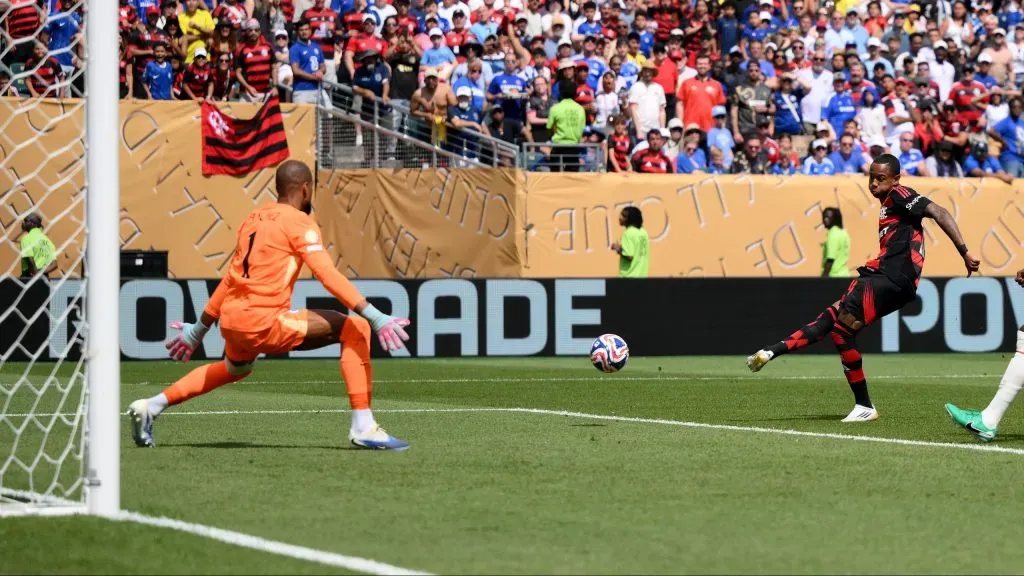 Wallace Yan marcando gol contra o Chelsea. Foto: David Ramos/Getty Images