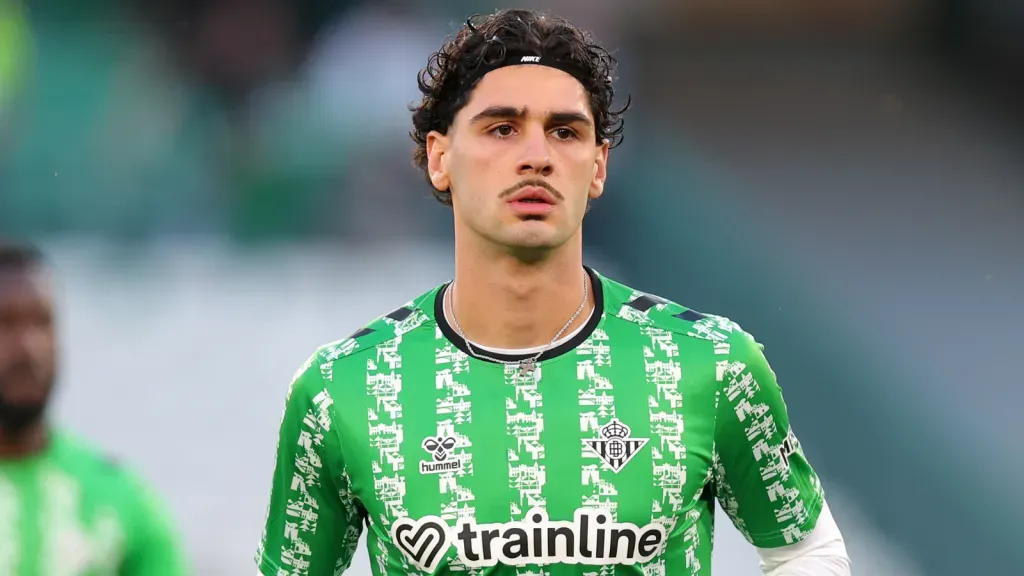 Johnny Cardoso antes de partida do Betis (Photo by Fran Santiago/Getty Images)