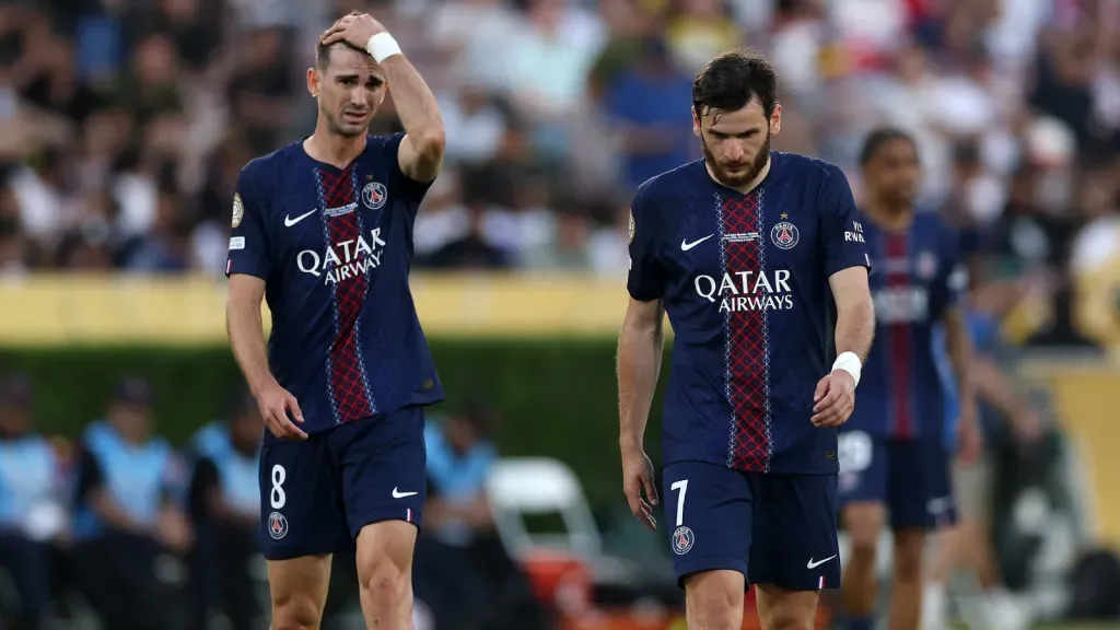 Fabian Ruiz e Khvicha Kvaratskhelia triste com a derrota do PSG para o Botafogo (Photo by Stu Forster/Getty Images)
