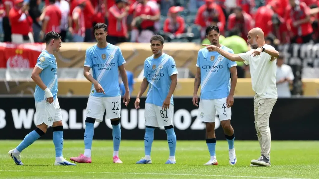 Guardiola conversando com jogadores no Mundial de Clubes. Foto: David Ramos/Getty Images
