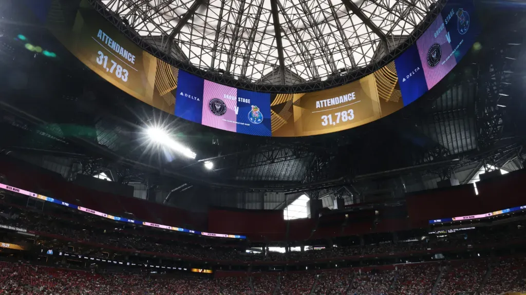 Parte interna do Mercedes-Benz Stadium (Photo by Alex Grimm/Getty Images)