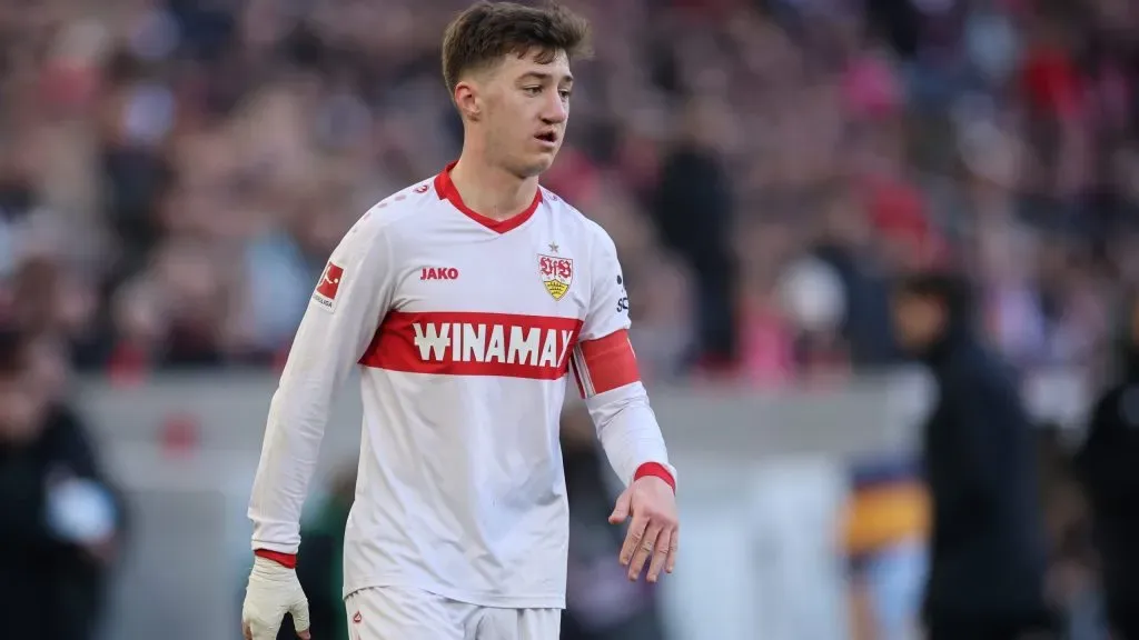 Angelo Stiller em jogo do Stuttgart. Foto: Alex Grimm/Getty Images