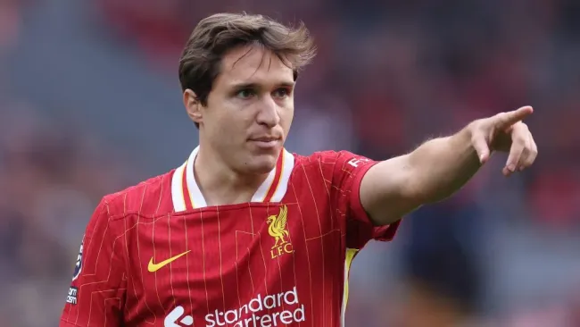 Chiesa, em campo, com a camisa vermelha do Liverpool. (Photo by Alex Livesey/Getty Images)