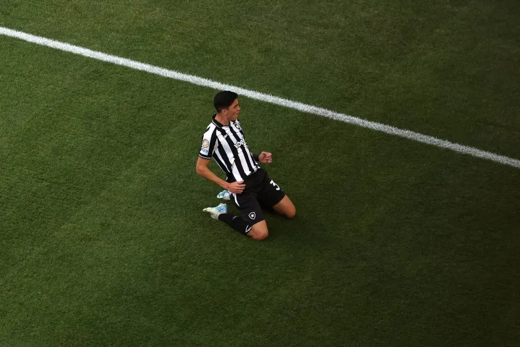 Jair Cunha em campo pelo Botafogo (Ezra Shaw/Getty Images)